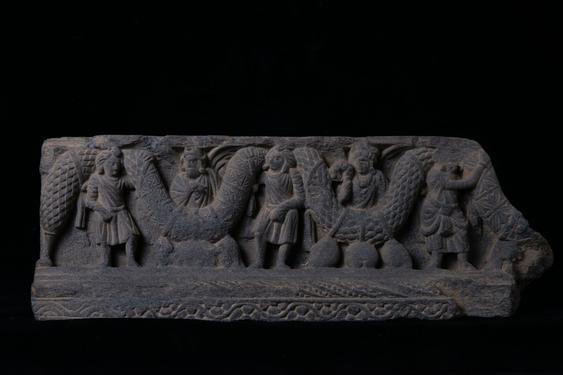 Image of Garland bearers