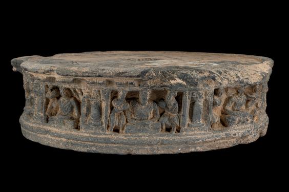 Image of Buddhas and devotees