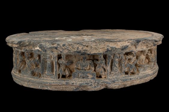 Image of Buddhas and devotees