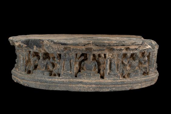 Image of Buddhas and devotees