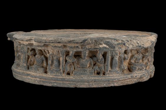 Image of Buddhas and devotees